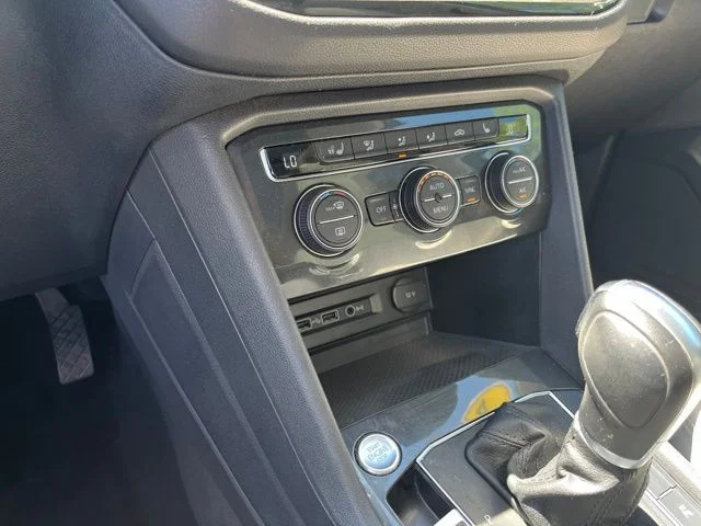 Used 2018 Gray Volkswagen 2.0T SEL Premium image 27