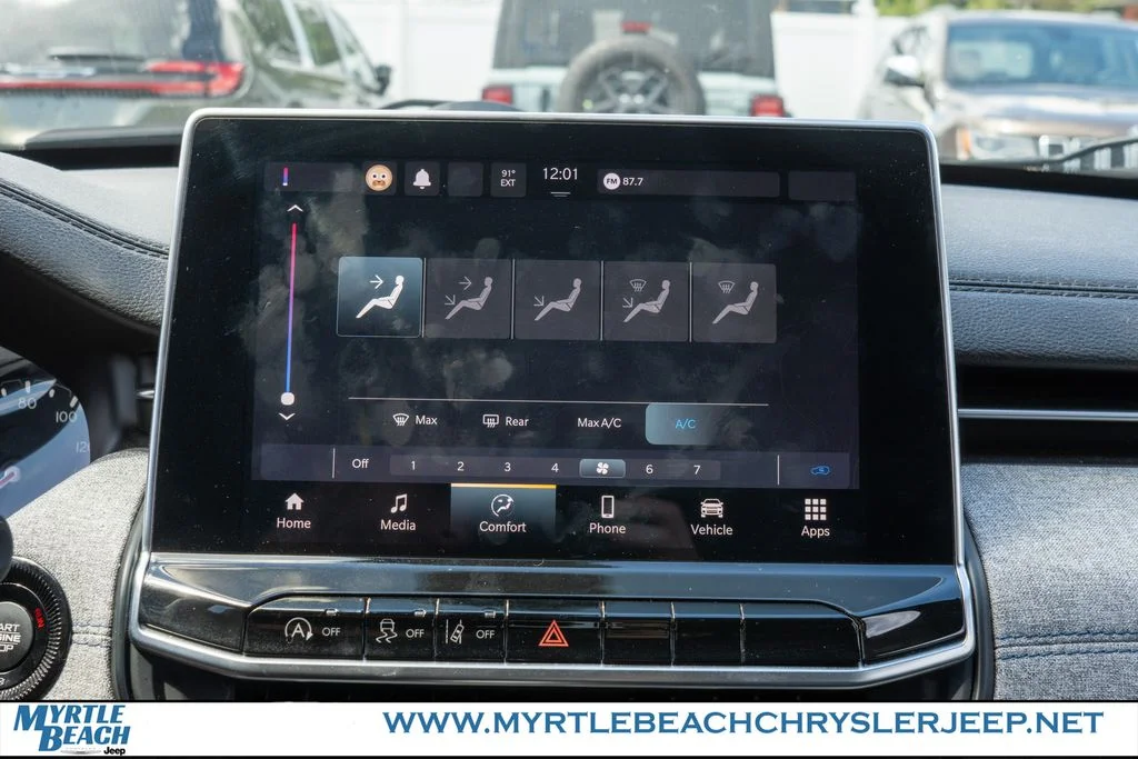 Used 2023 Crystal Metallic Jeep Latitude image 21