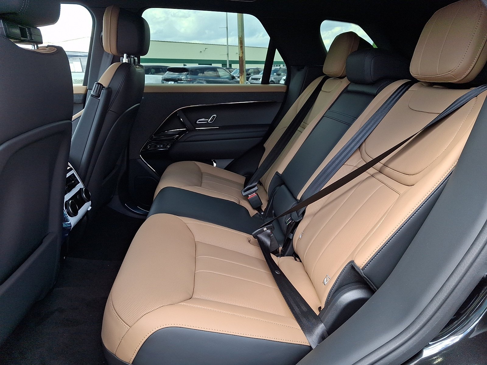 New 2027 Santorini Black Land Rover Dynamic SE image 6