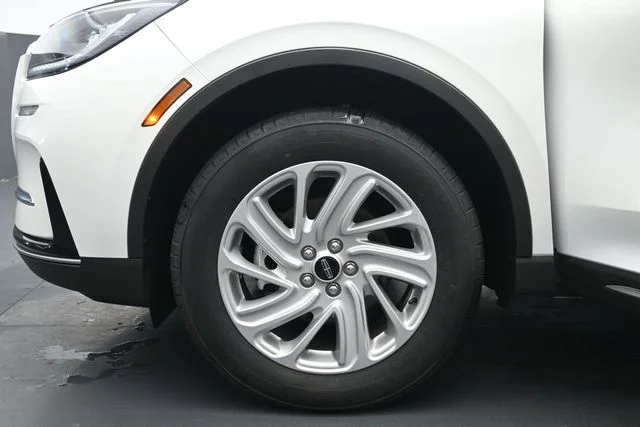 Used 2023 Pristine White Lincoln Standard image 30