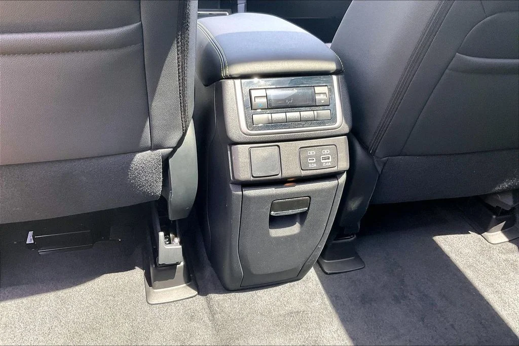 Used 2025 White Subaru Onyx Edition image 40