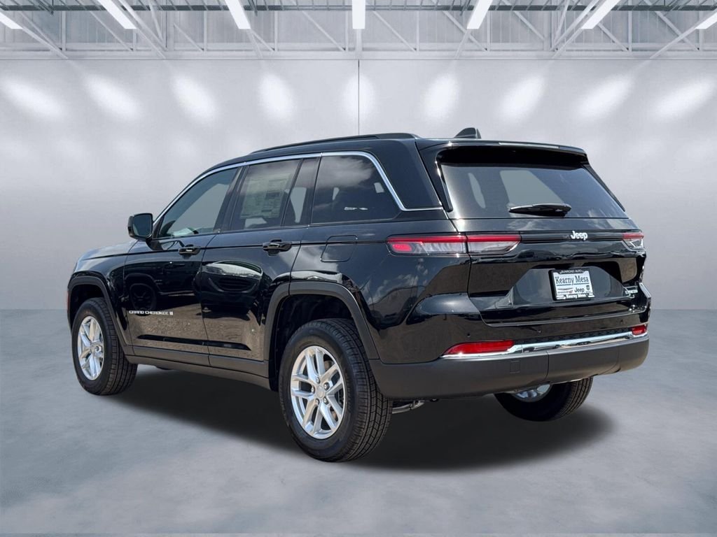 New 2026 Diamond Black Crystal Pearl-Coat Exterior Paint Jeep Laredo image 4