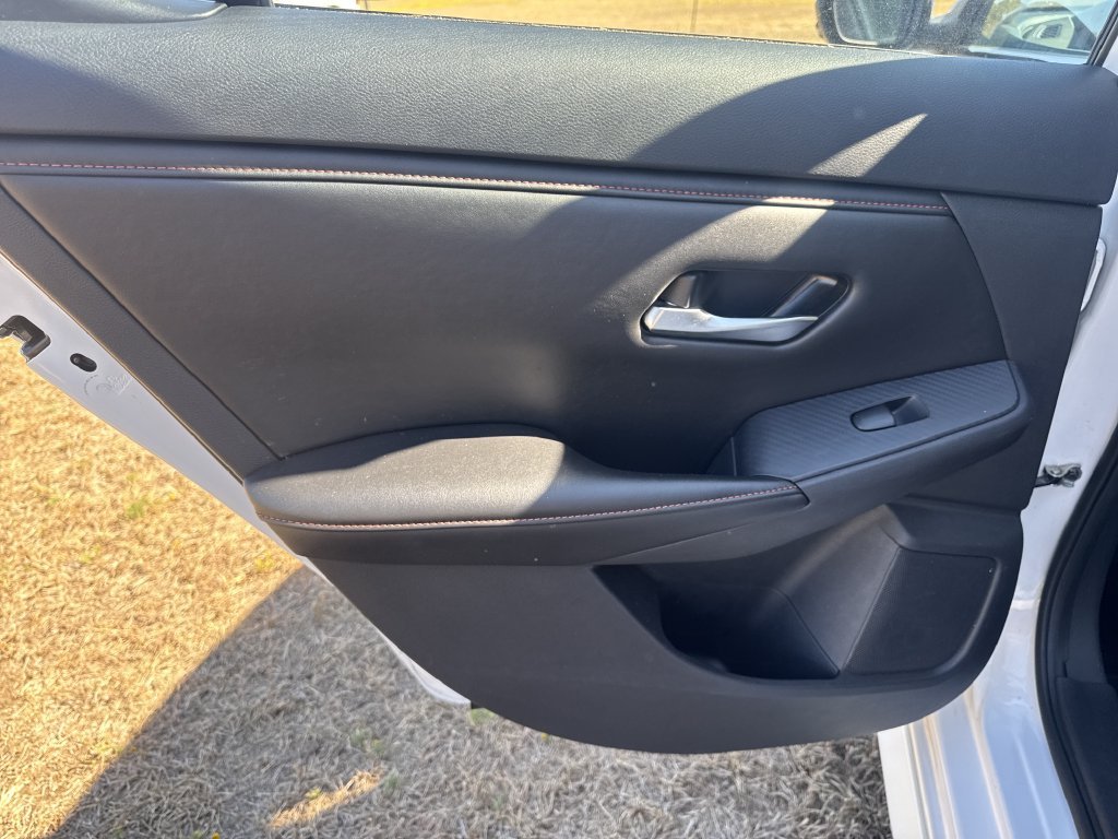 Used 2025 White Nissan SR image 12