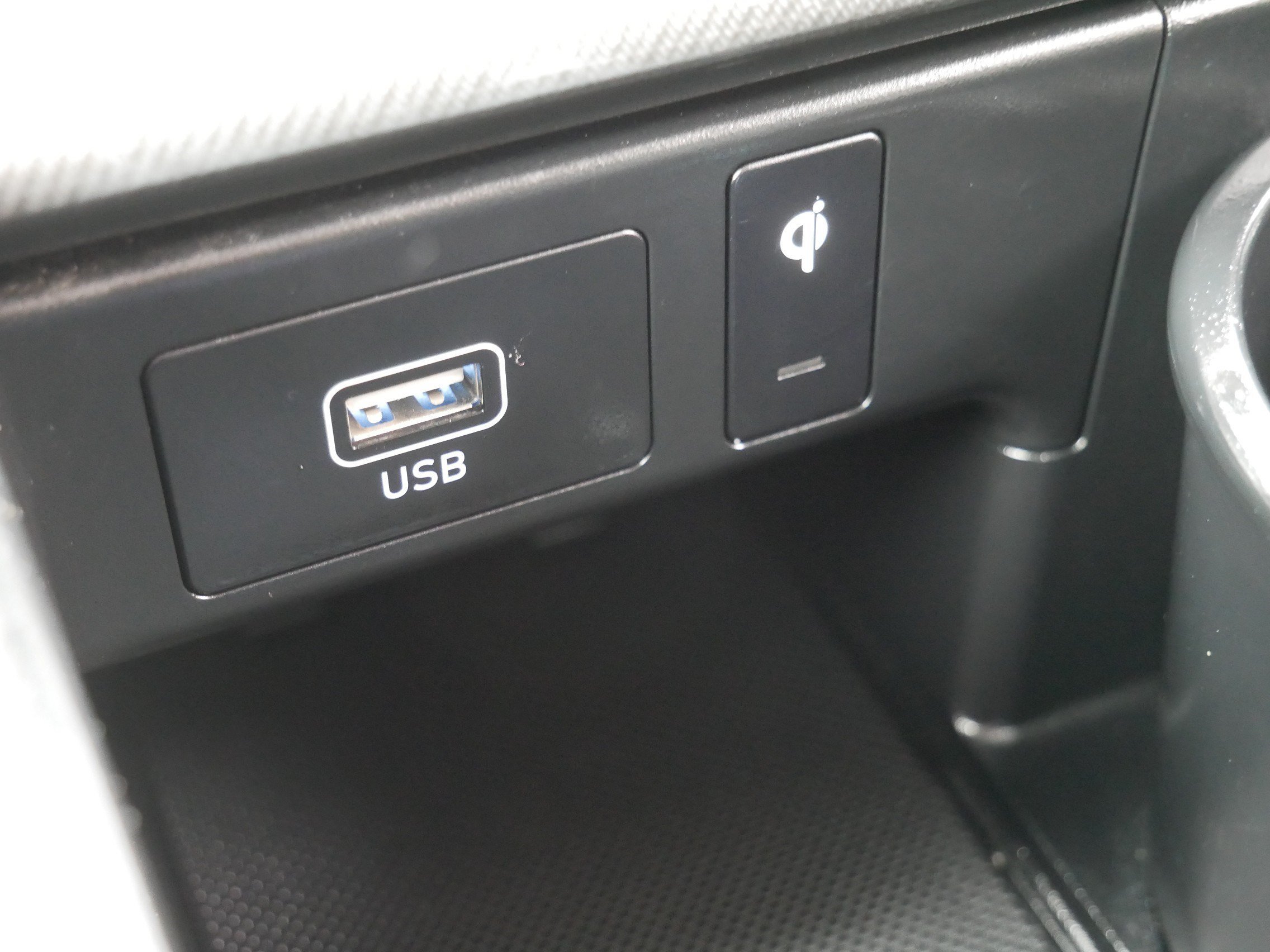 Certified Used 2024 Hyper White Hyundai SEL 7P image 23