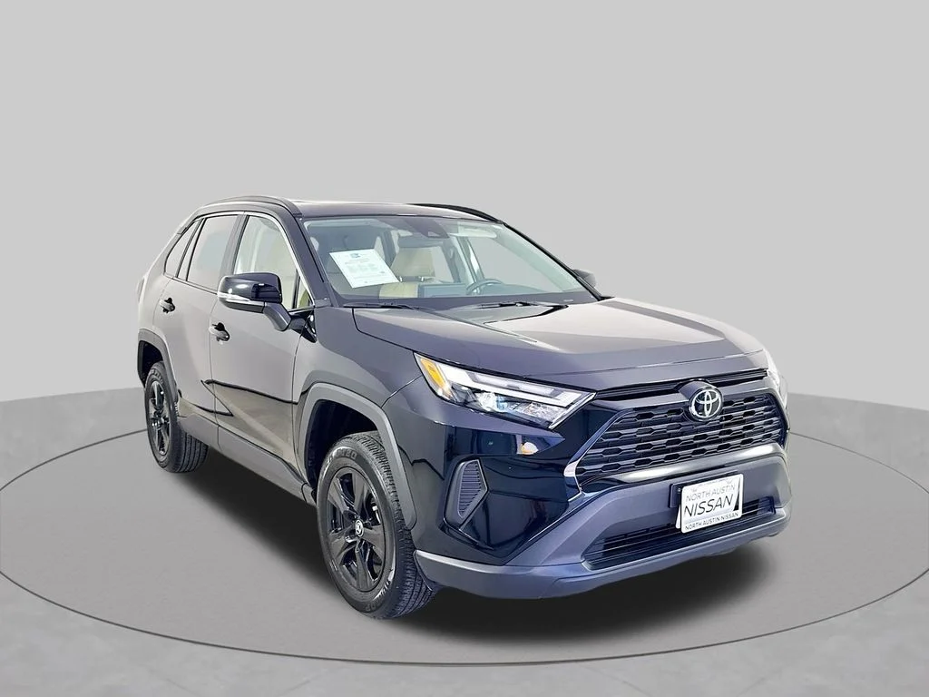 Used 2025  Toyota XLE image 1