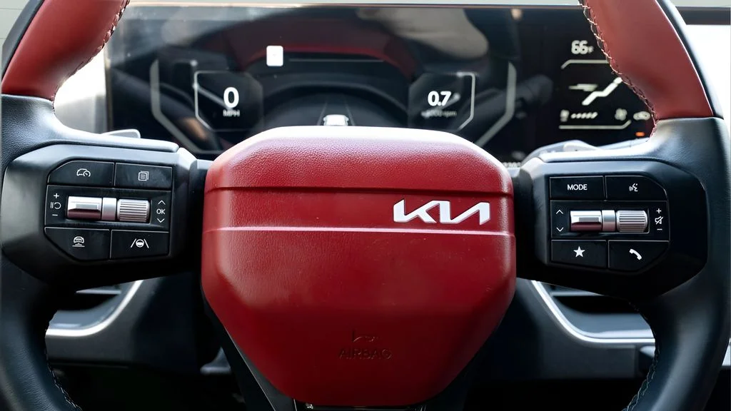 Used 2025 White Kia GT-Line image 31