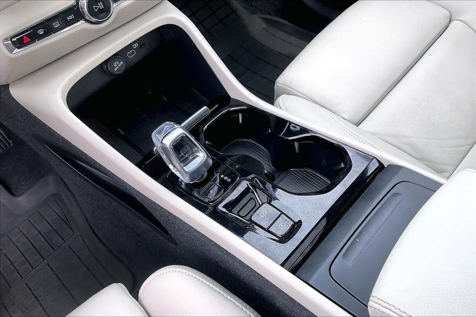 Used 2023 Crystal White Metallic Volvo Plus Dark Theme image 16