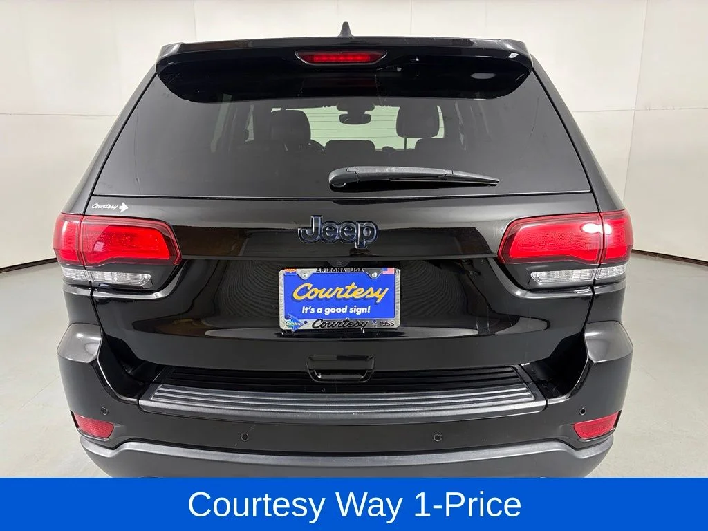Used 2019 Black Jeep Laredo image 9