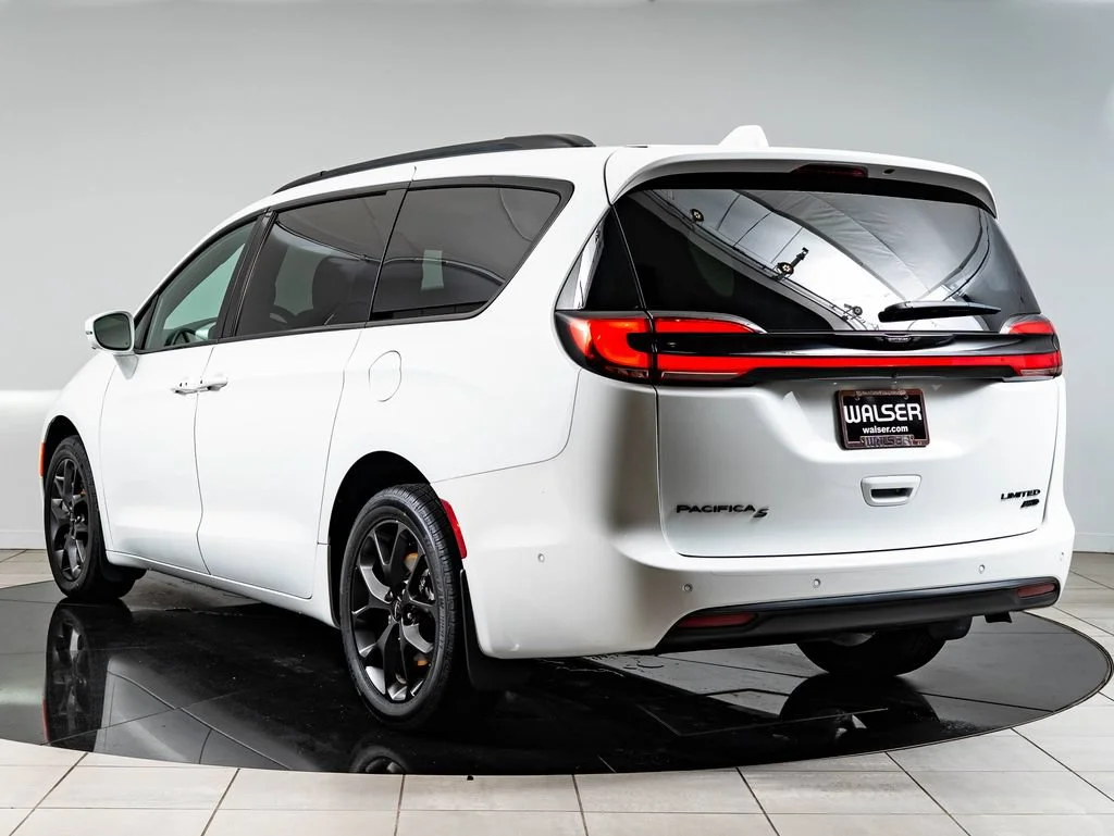 Used 2022 Bright White Clearcoat Chrysler Limited image 6