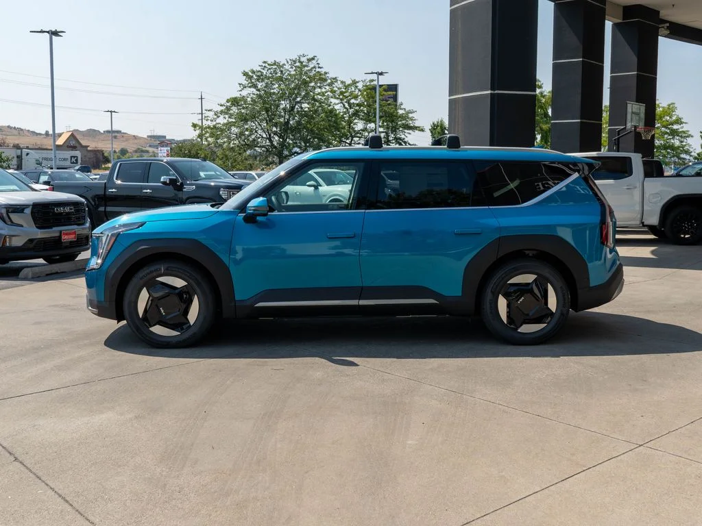 New 2026 Ocean Blue Kia Wind AWD image 4