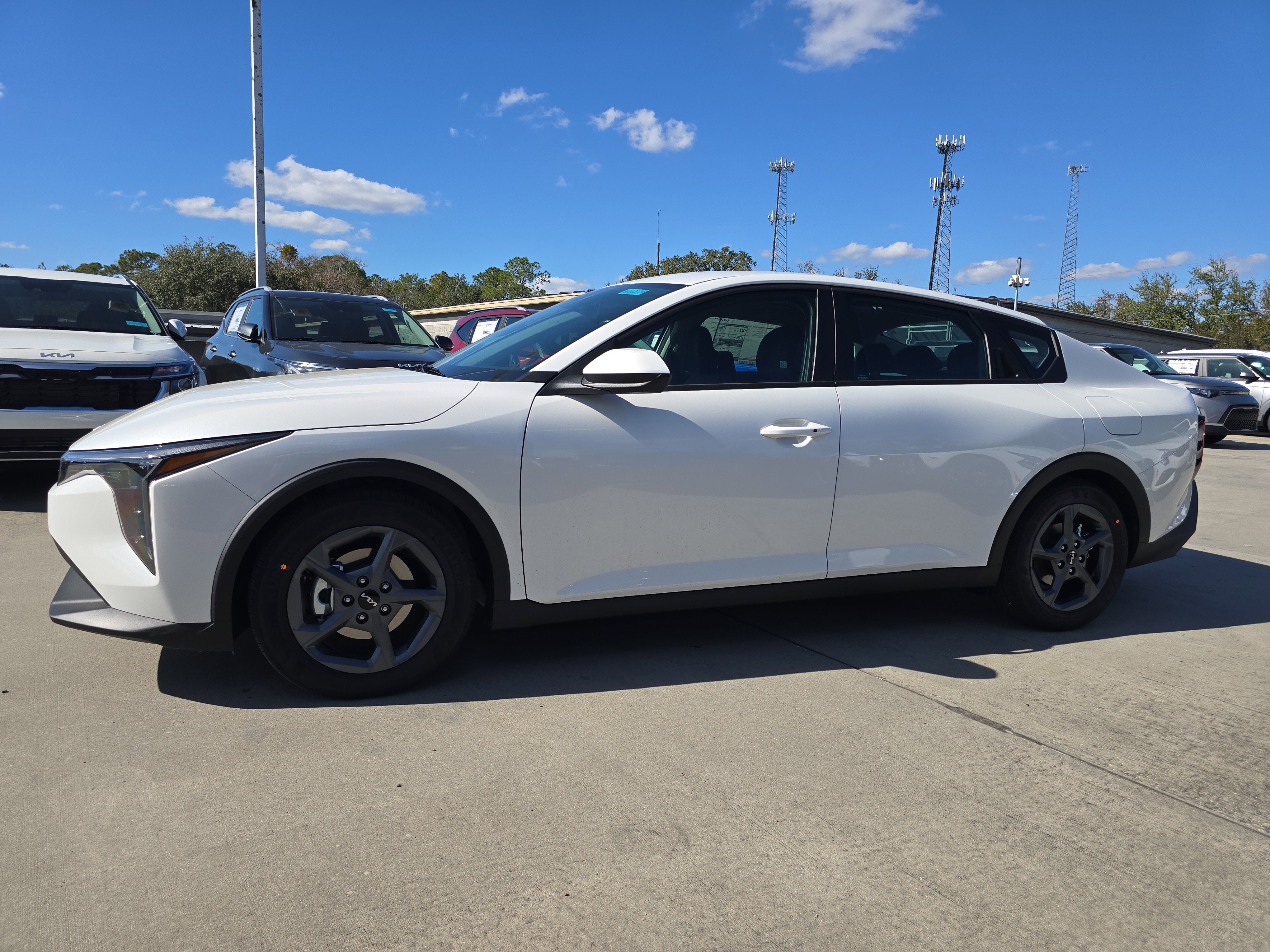 New 2026 Snow White Pearl Kia LXS image 5
