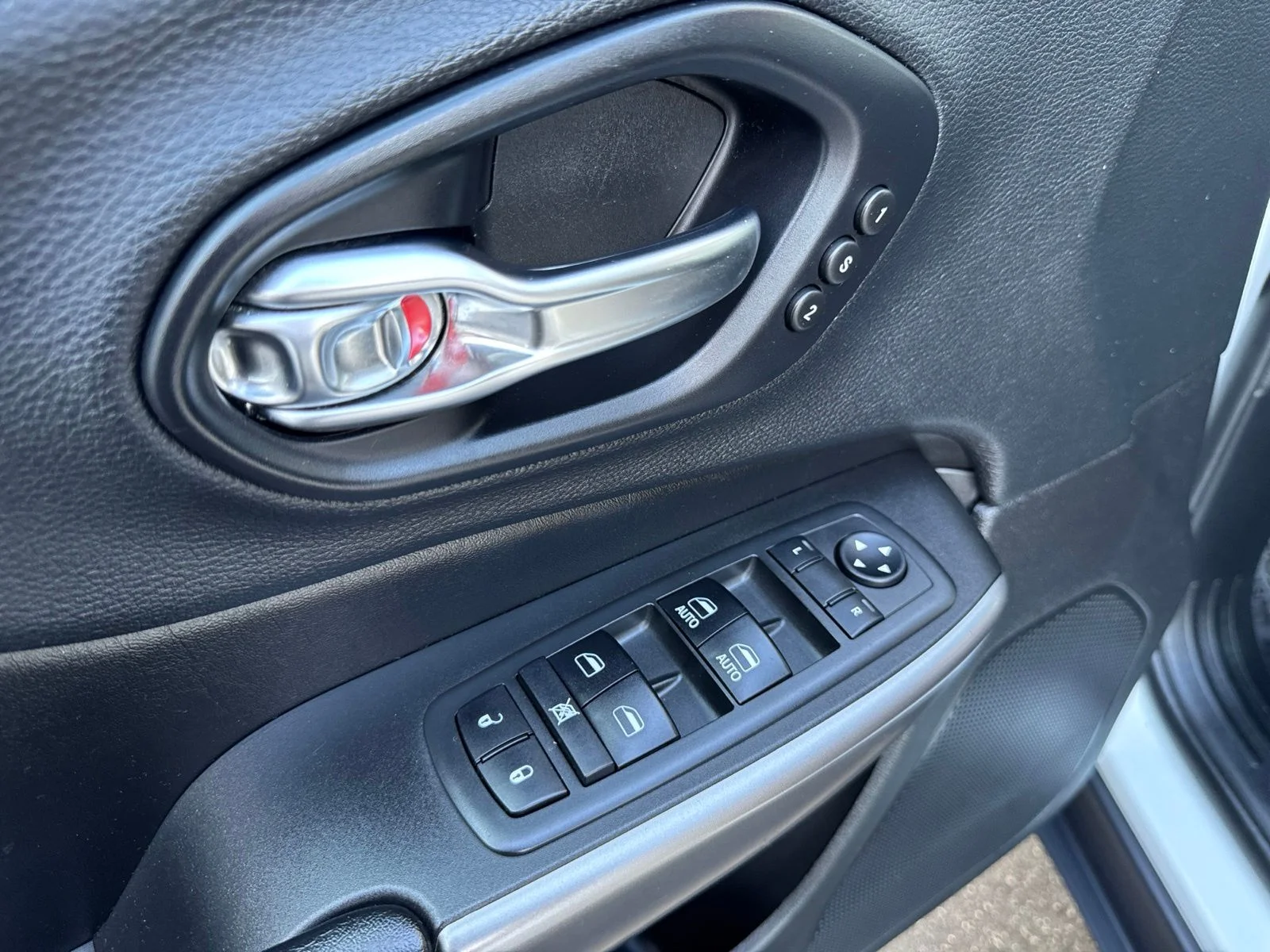 Used 2019 Bright White Clearcoat Jeep Limited image 29