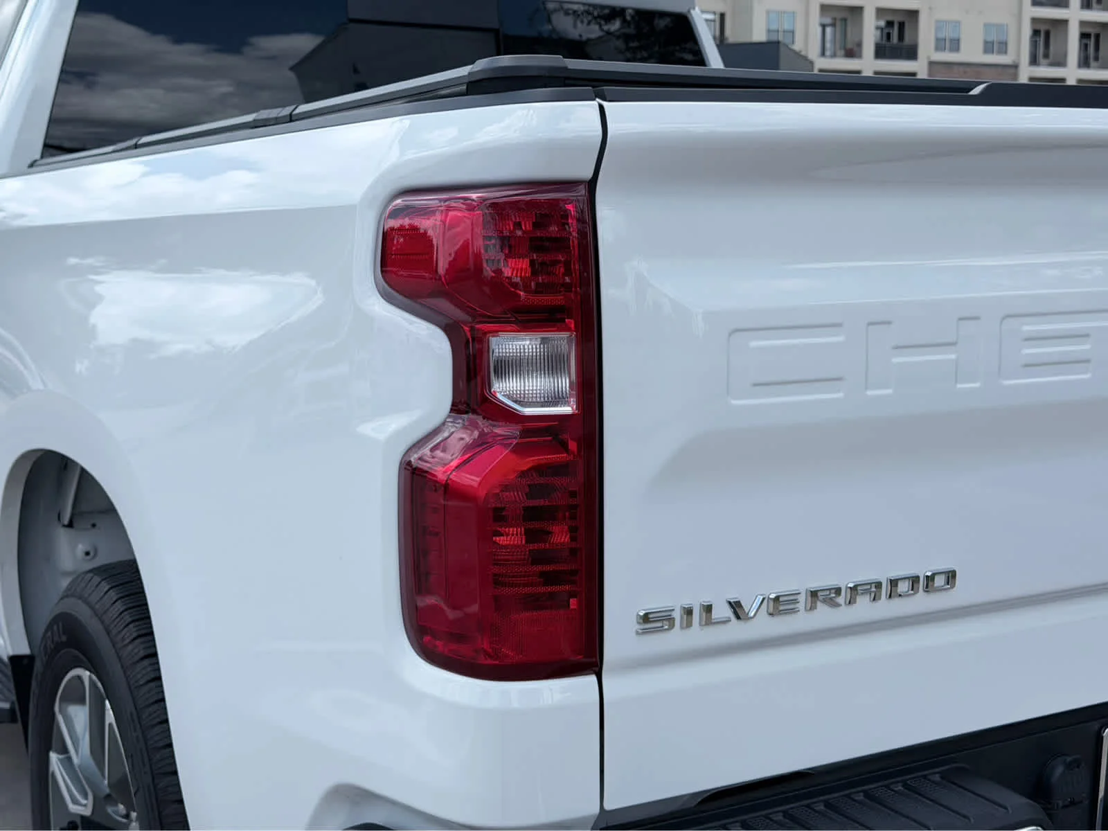 Used 2025 Summit White Chevrolet LT image 12