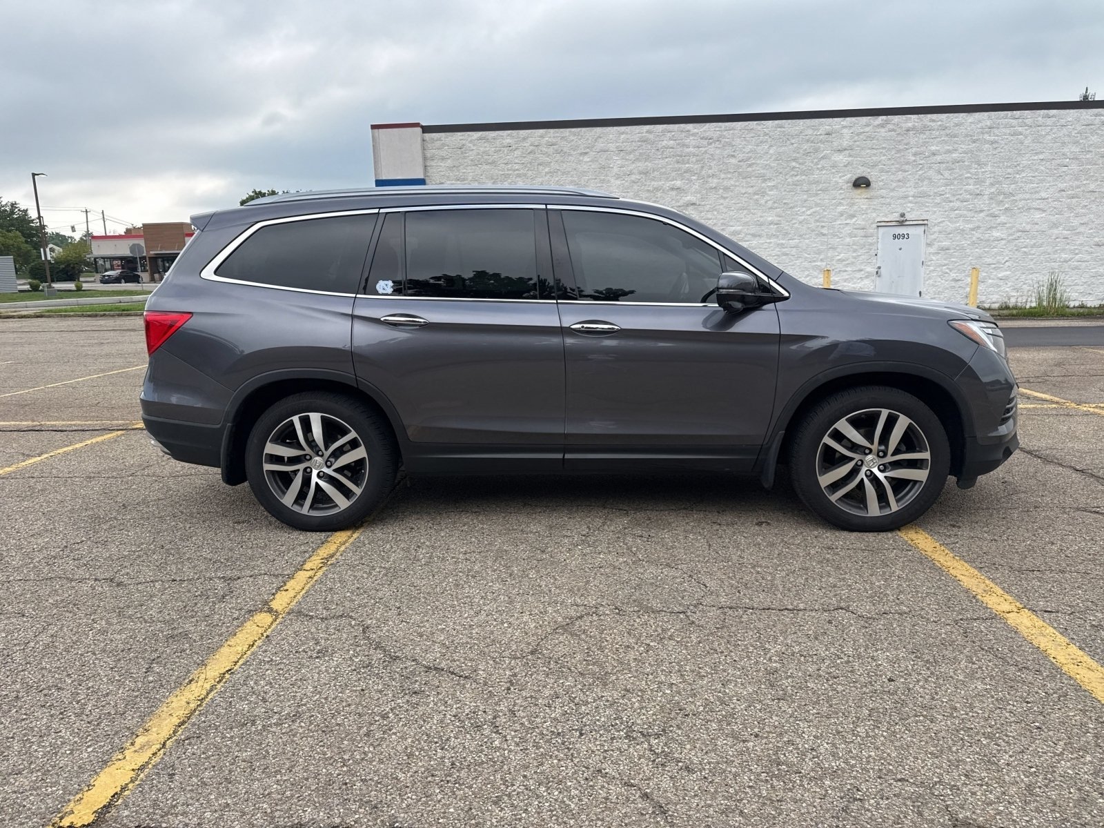 Used 2017 Modern Steel Metallic Honda Touring image 24