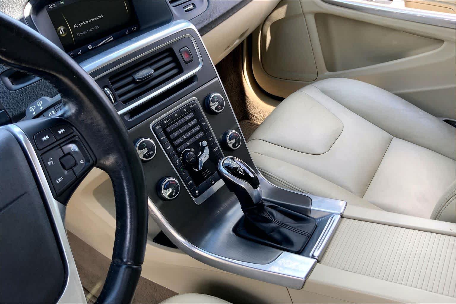Used 2015 Crystal White Pearl Volvo T5 Drive-E Platinum image 16