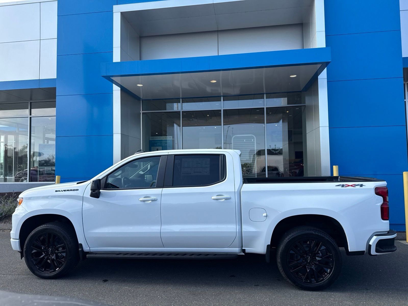 New 2026 Summit White Chevrolet RST with 22inch Black Wheels - Convenience II - Safety - Sunroof - Leather - Dark Essentials - Protection *In Stock* image 9