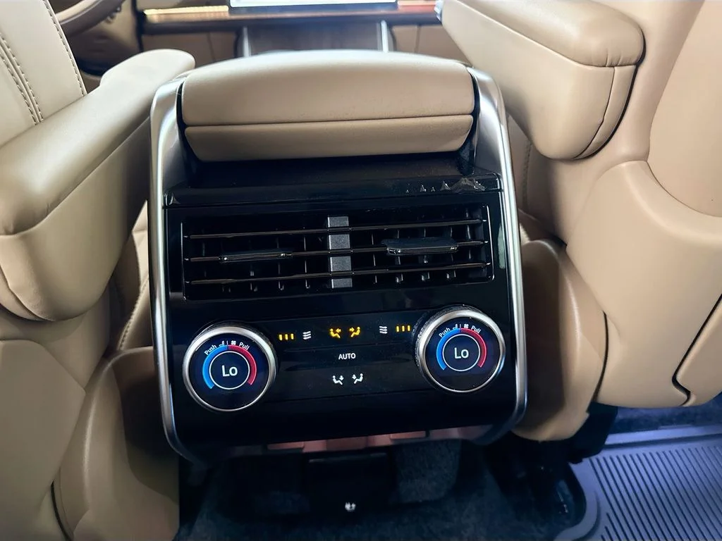 New 2026 Ostuni Pearl White Land Rover Autobiography image 27