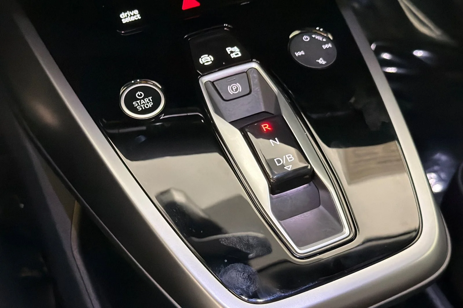 2025 Audi Q4 e-tron Premium - Photo 20