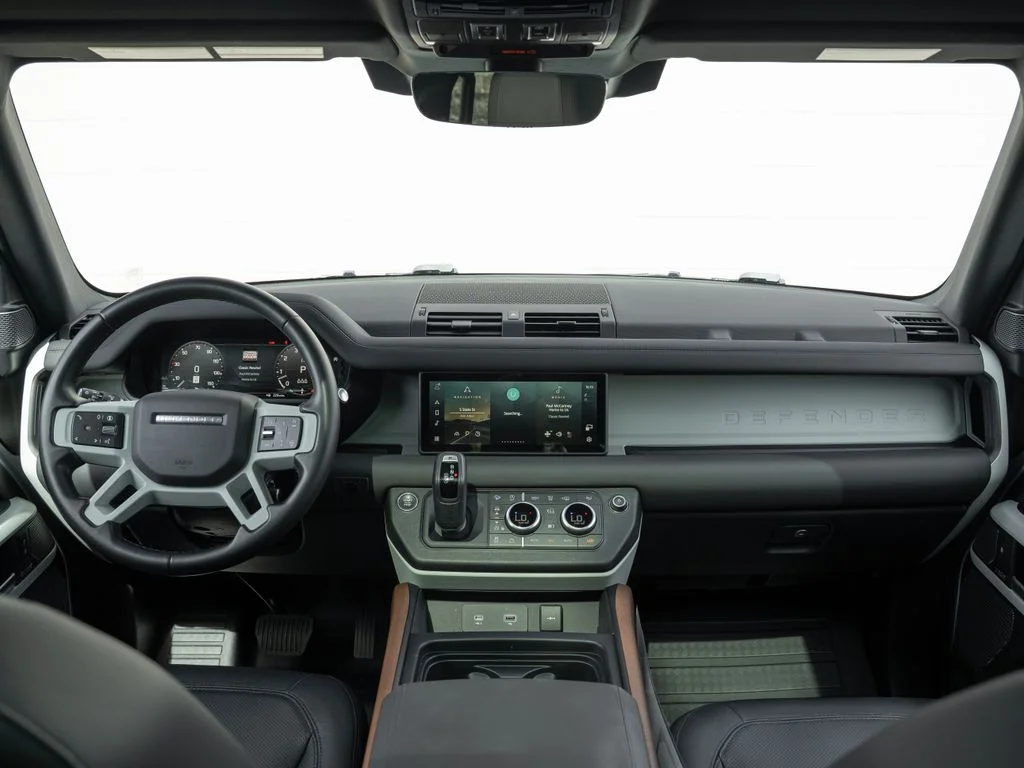 Used 2024  Land Rover SE image 21