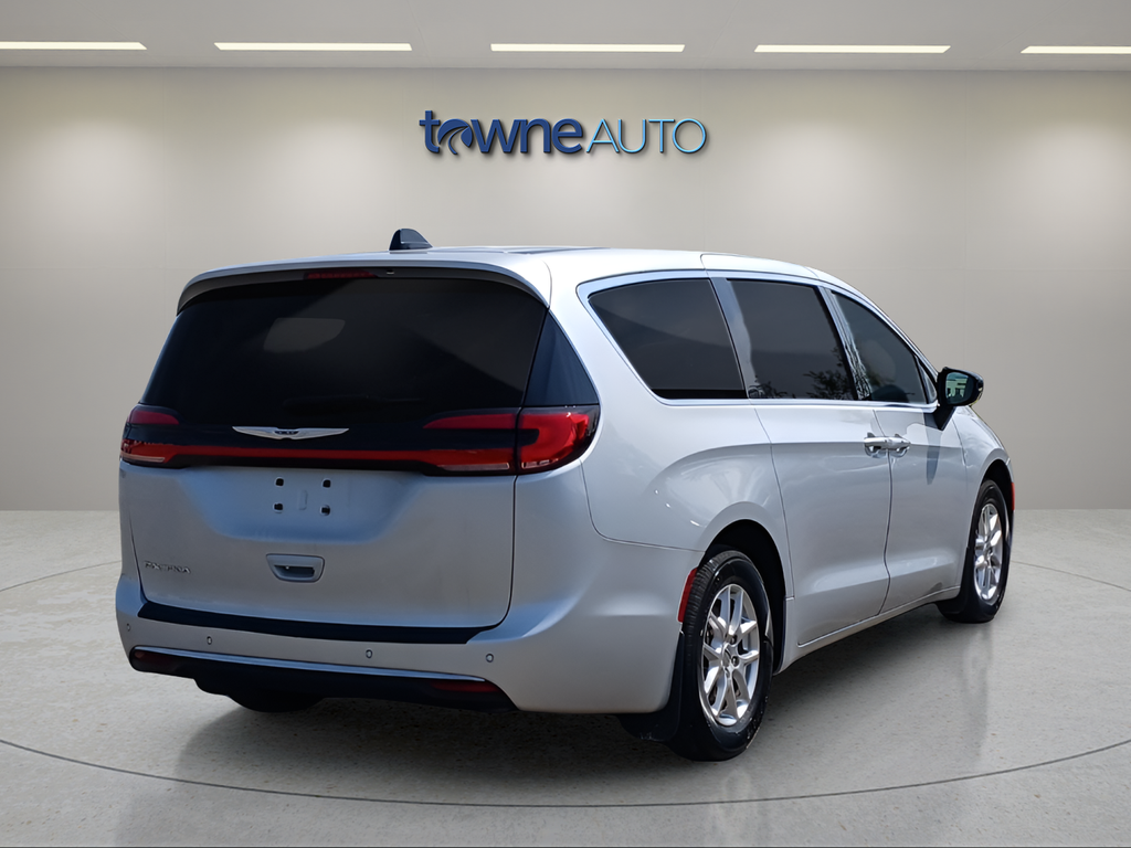 Used 2024 Silver Chrysler Touring L image 5