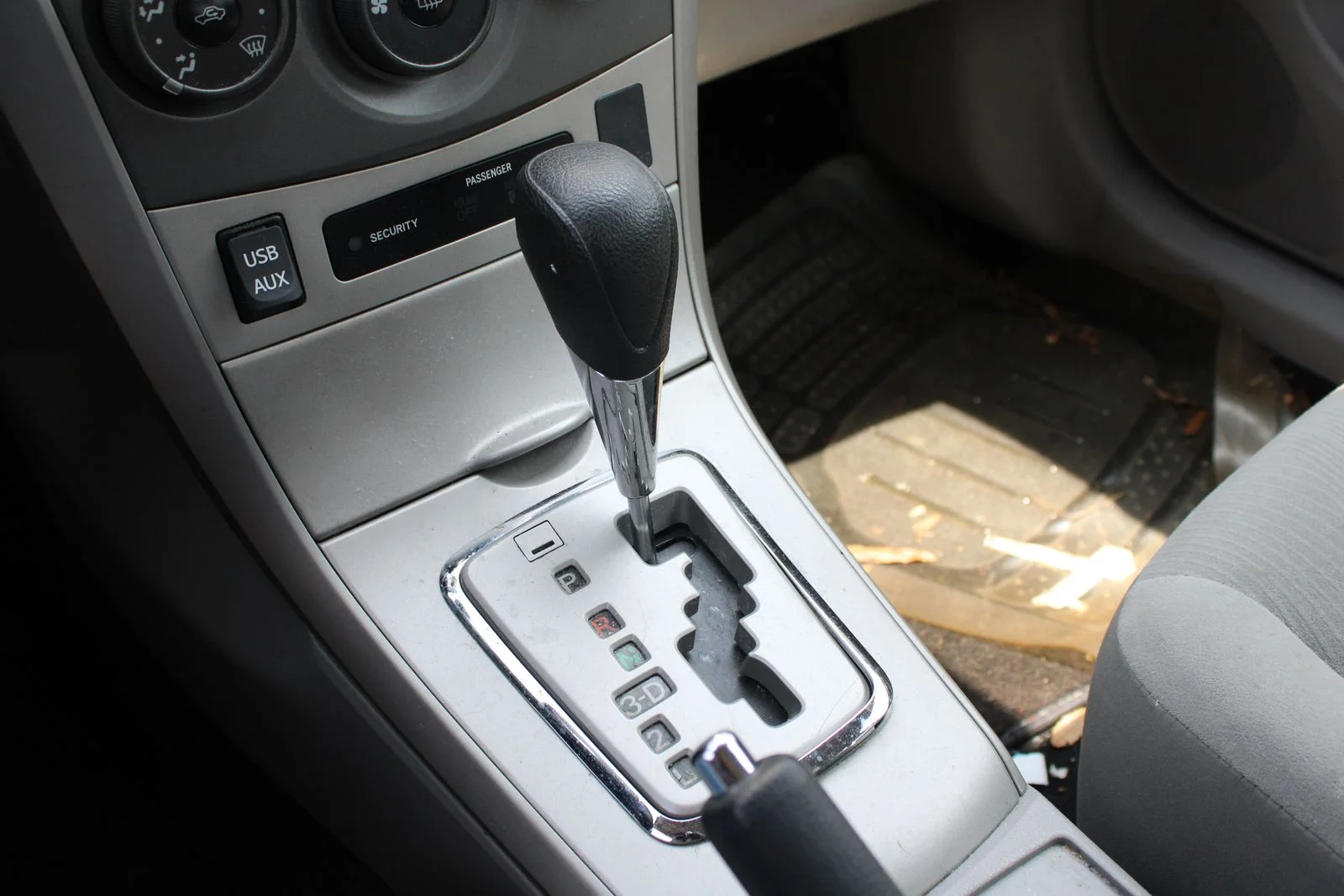 Used 2013 Black Toyota LE image 15