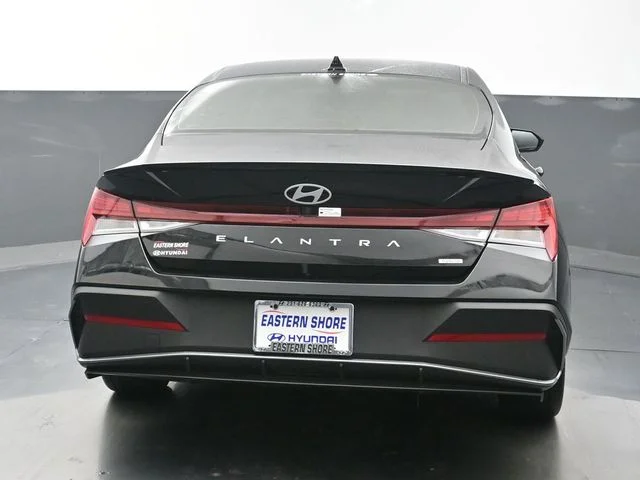 Used 2025 Black Hyundai SEL Sport image 6