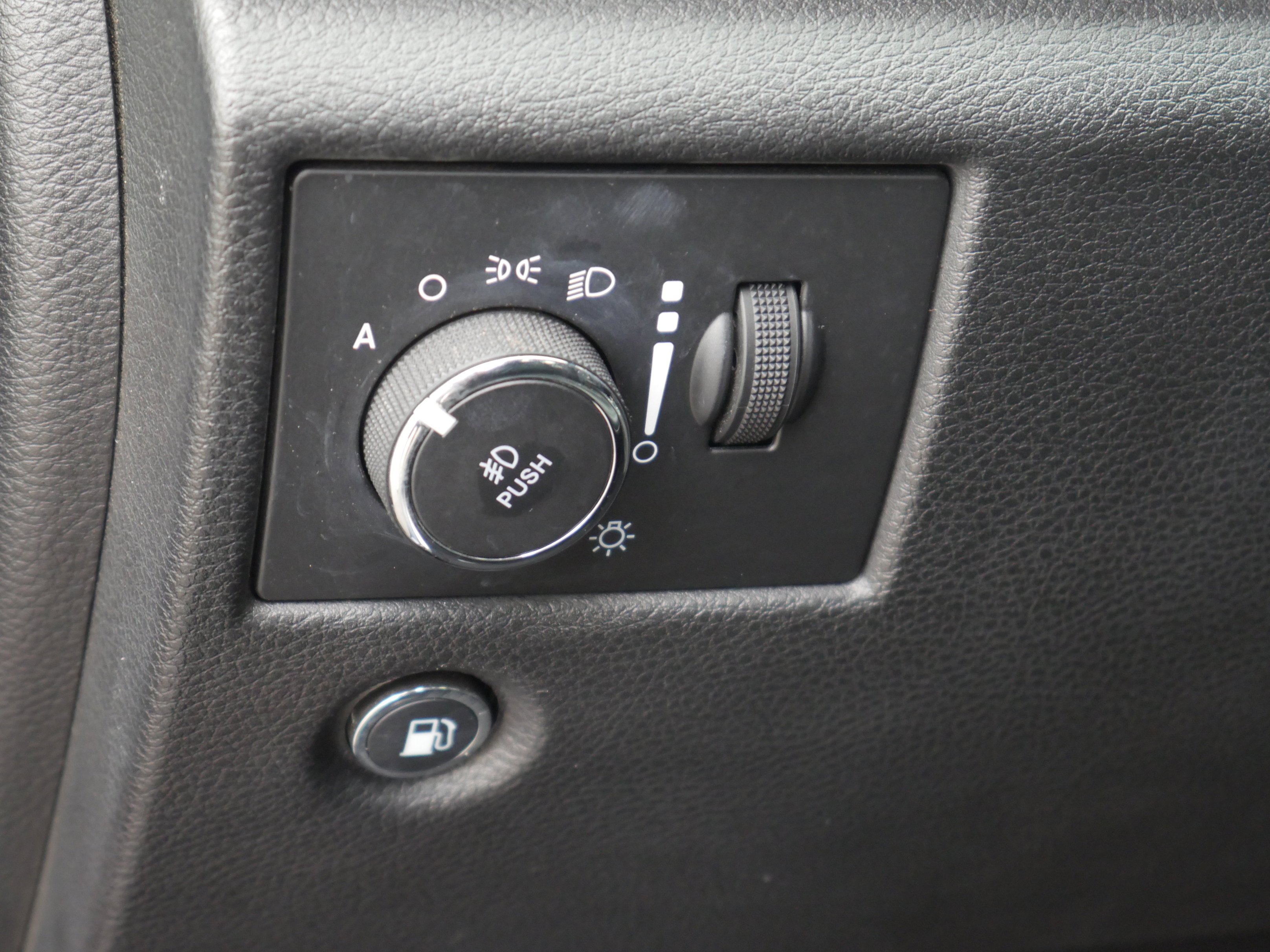Used 2020 Slate Blue Pearlcoat Jeep Limited image 6