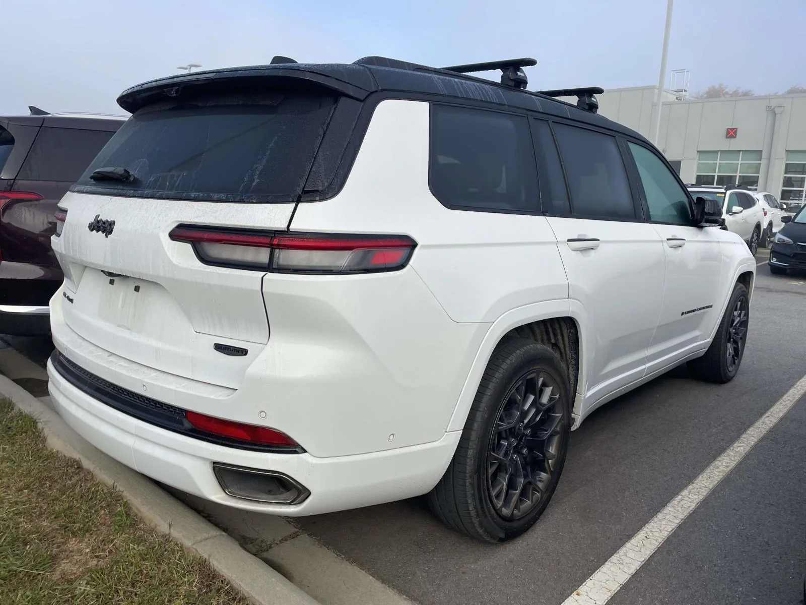 Used 2023  Jeep Summit Reserve image 4