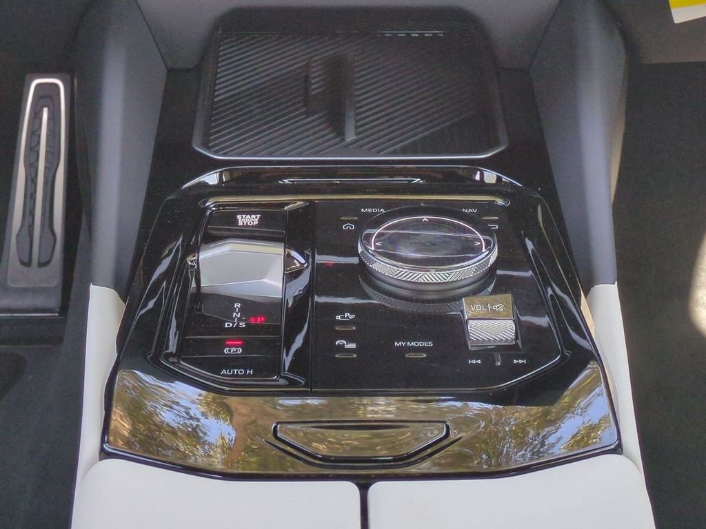 New 2027 Mineral White Metallic BMW 530i xDrive image 19