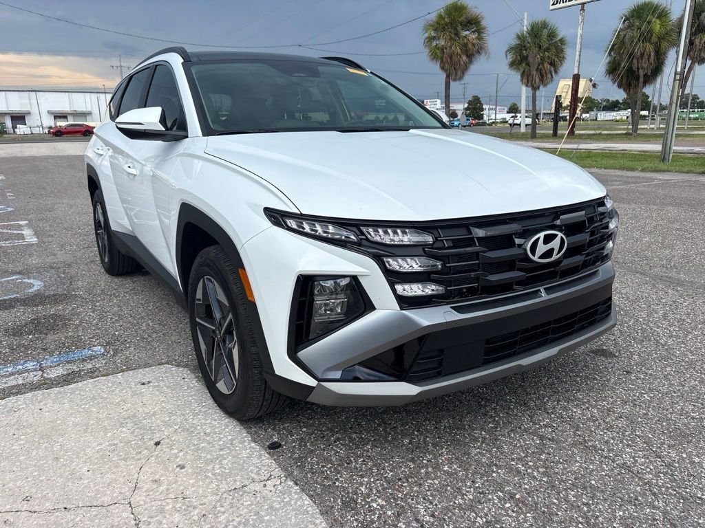Used 2025 White Hyundai SEL Convenience image 1