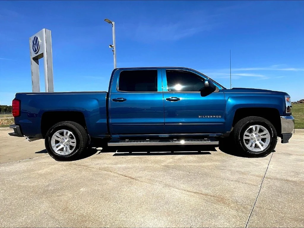 Used 2018 Blue Chevrolet LT image 6