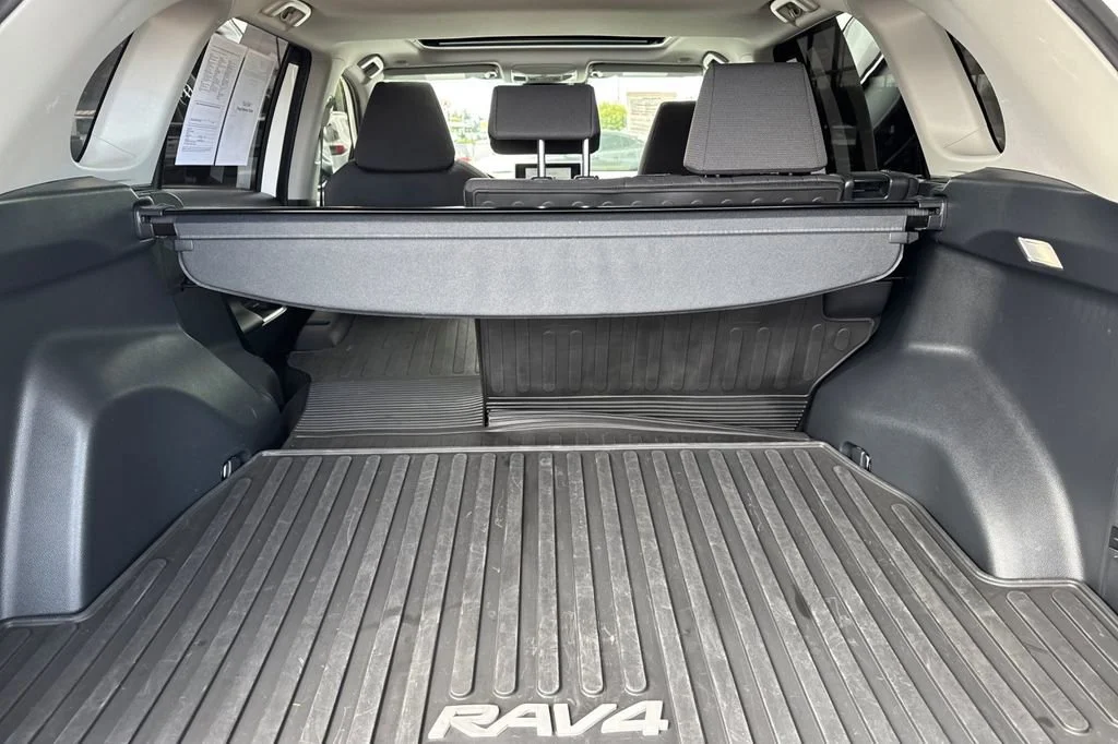 2025 Toyota RAV4 XLE - Photo 15