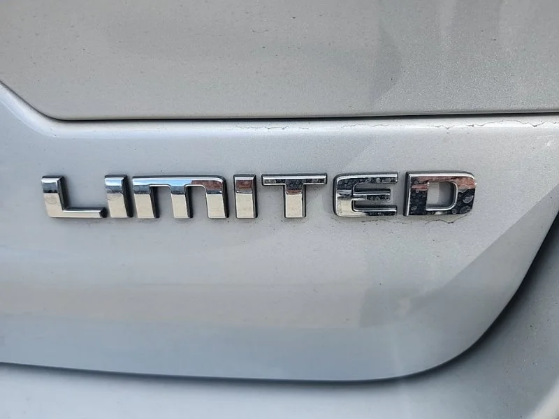 Used 2022 Silver Jeep Limited image 9