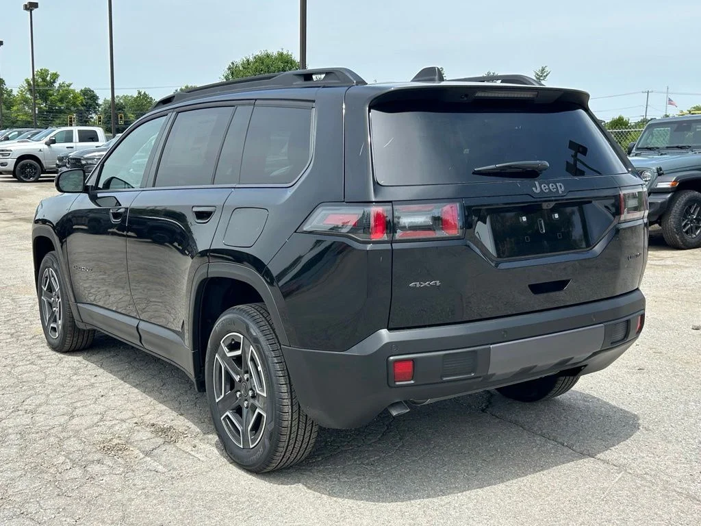 New 2026 Diamond Black Crystal Pearl-Coat Exterior Paint Jeep Limited image 10