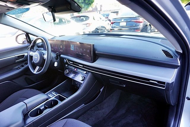 Used 2024 Silver Hyundai SEL image 9