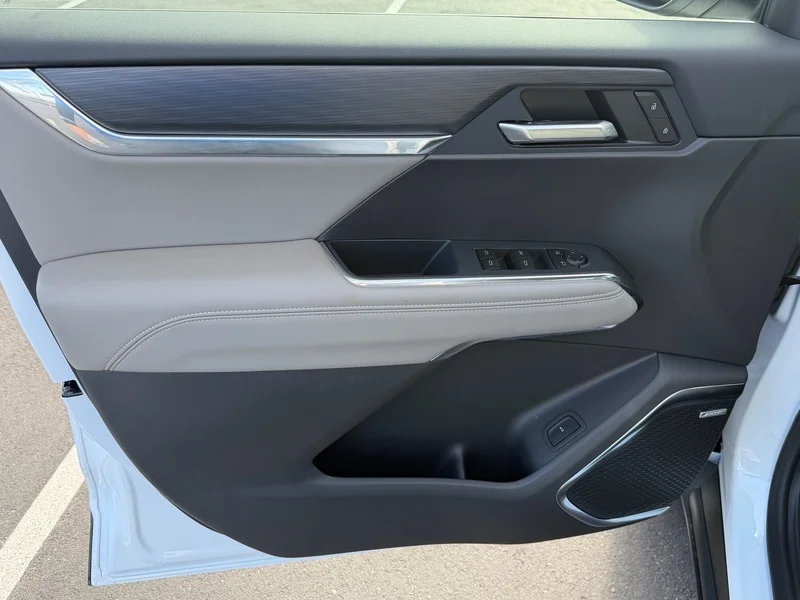 New 2027 Summit White GMC Elevation image 15
