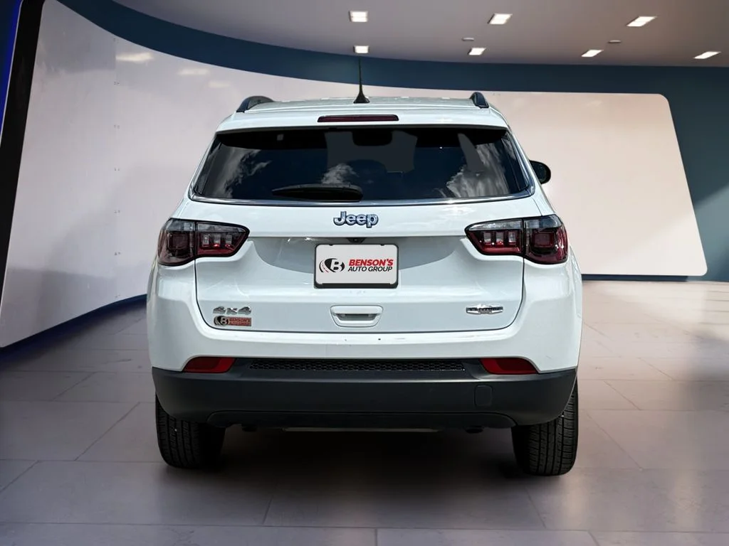 Used 2024 White Jeep Latitude image 4