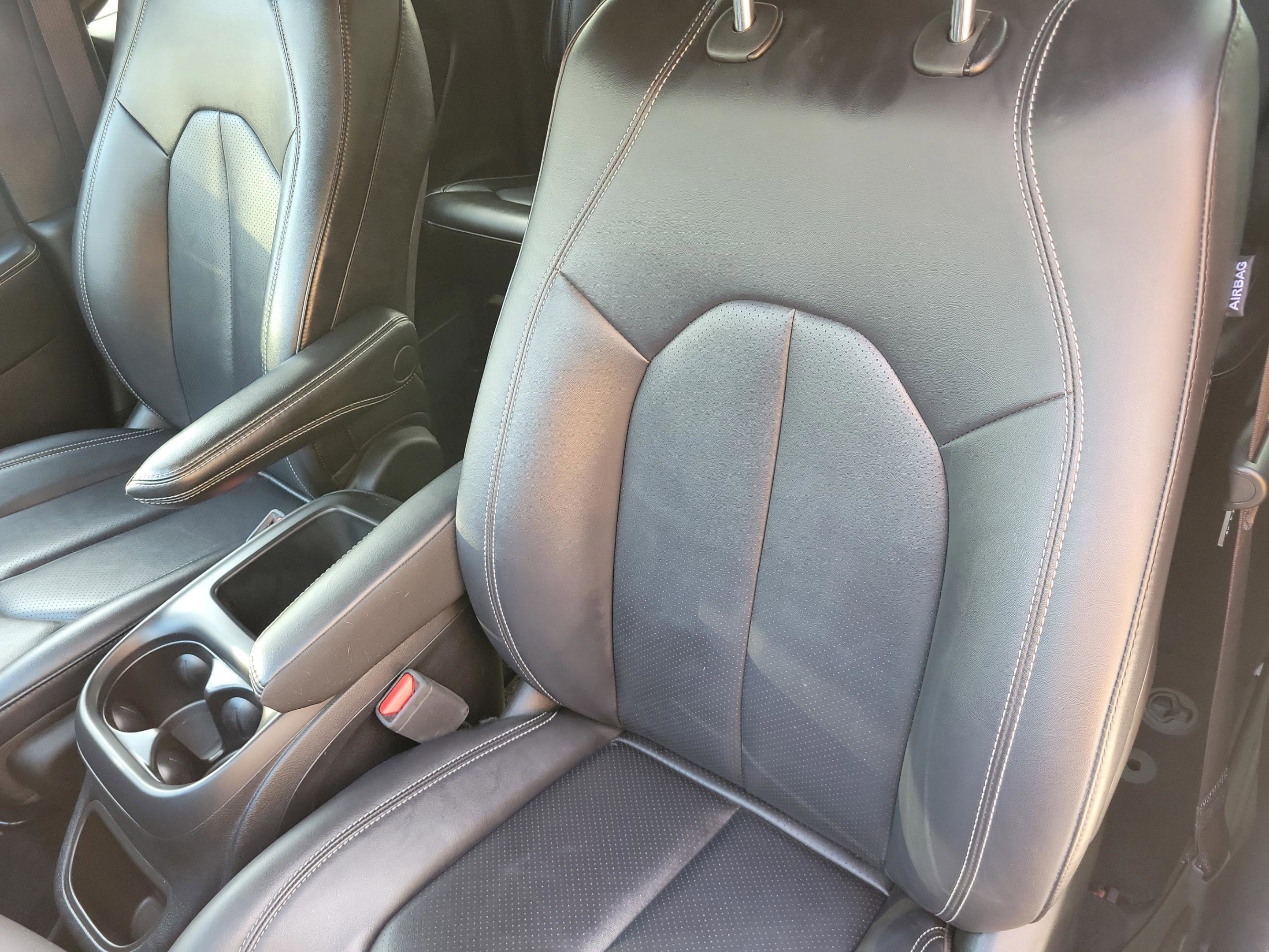 Used 2025 Diamond Black Crystal Pearlcoat Chrysler Select image 12