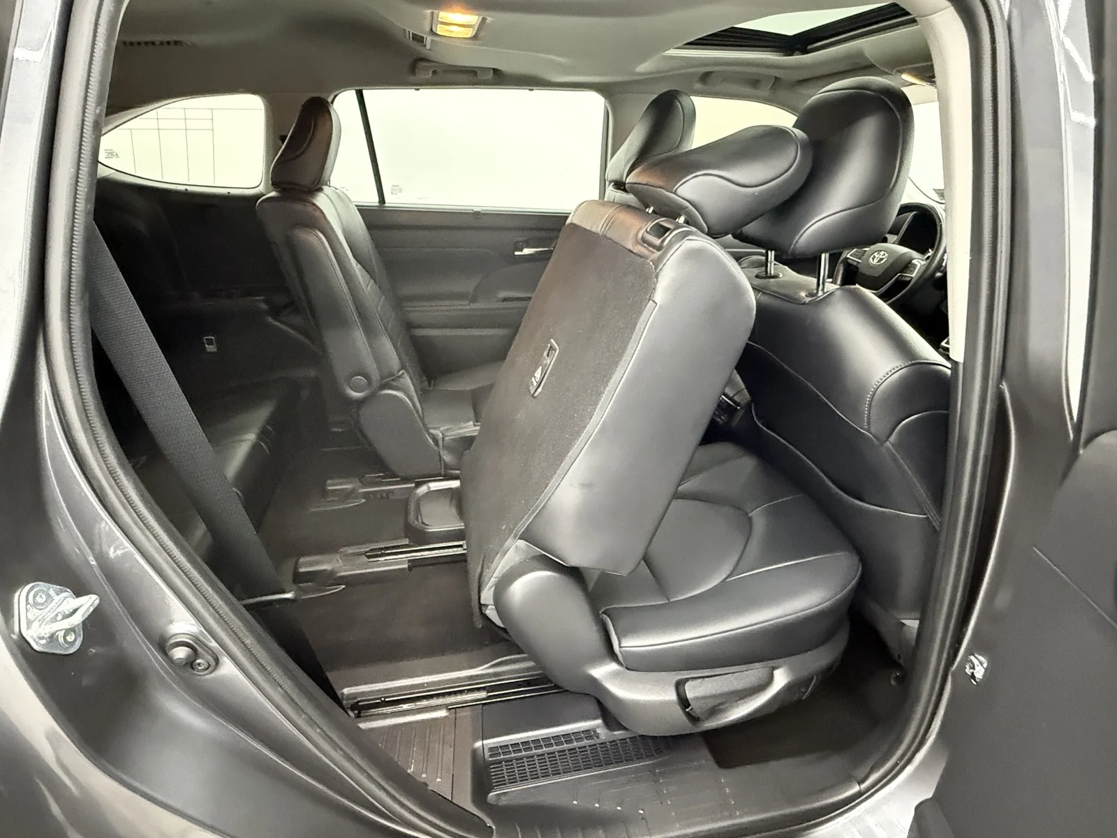 Used 2022 Magnetic Gray Metallic Toyota Hybrid XLE AWD image 43