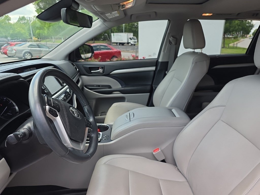 Used 2019 Shoreline Mist Toyota XLE image 13