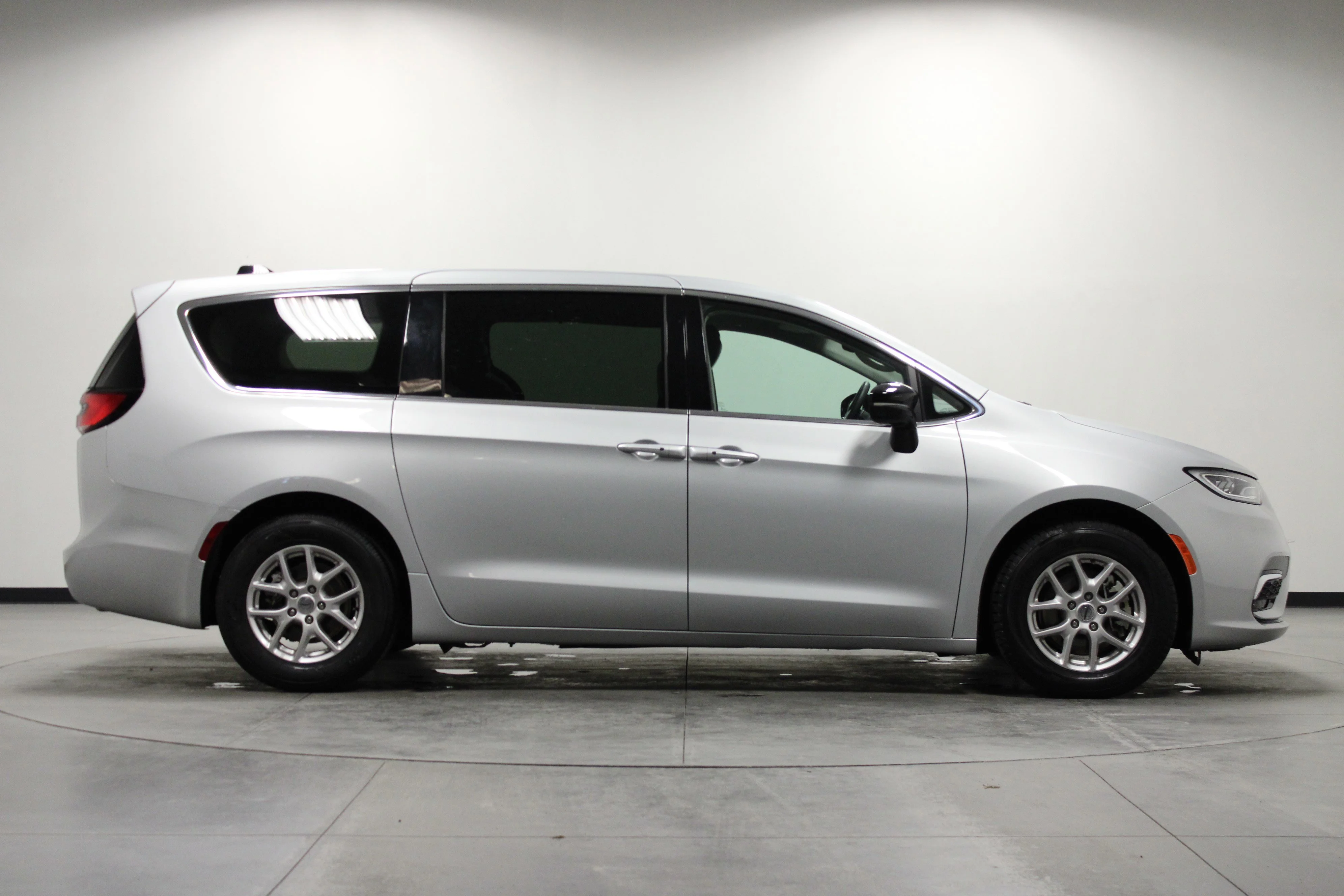 Used 2024 Silver Mist Clearcoat Chrysler Touring L image 3