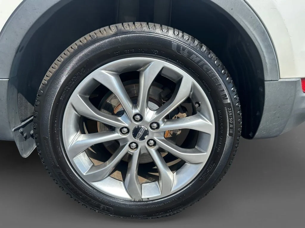 Used 2017 White Lincoln Select image 9