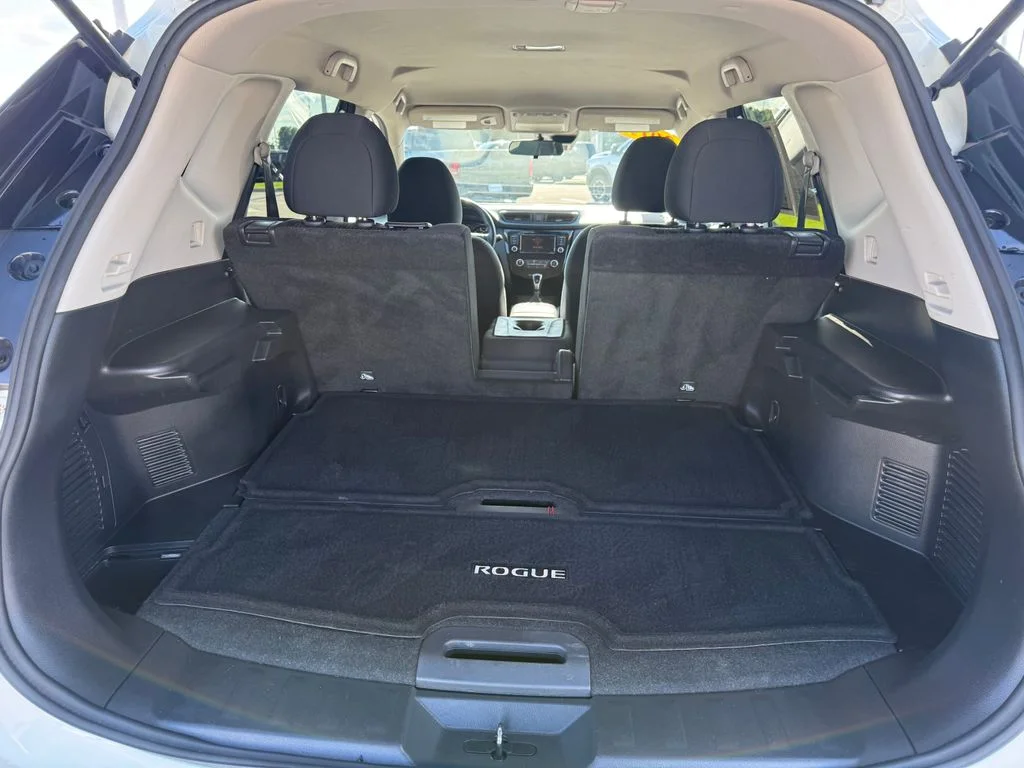 Used 2019 White Nissan S image 20