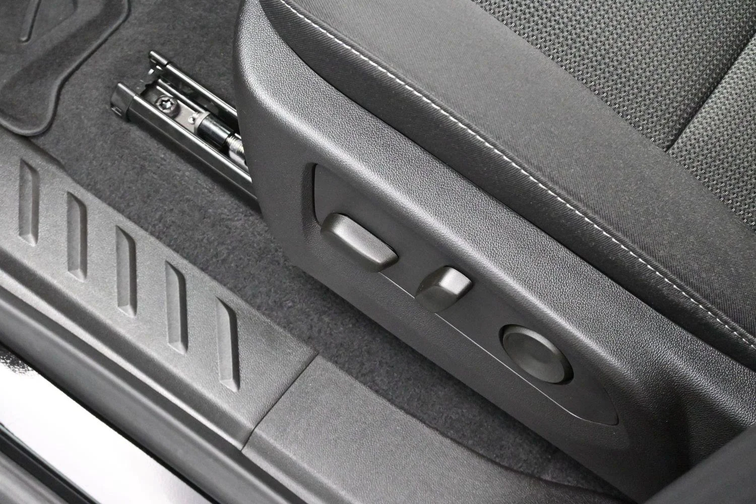 Used 2025 Onyx Black GMC Elevation image 14