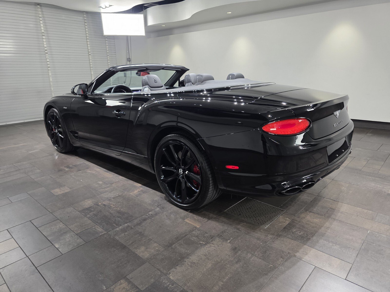 Used 2023 Beluga Bentley GT Azure image 4