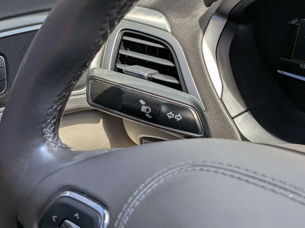 Used 2017 White Lincoln Premiere image 24