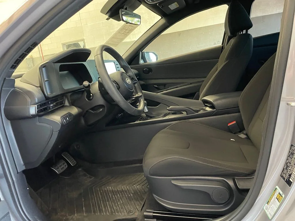 Used 2025 Gray Hyundai SEL Sport image 10