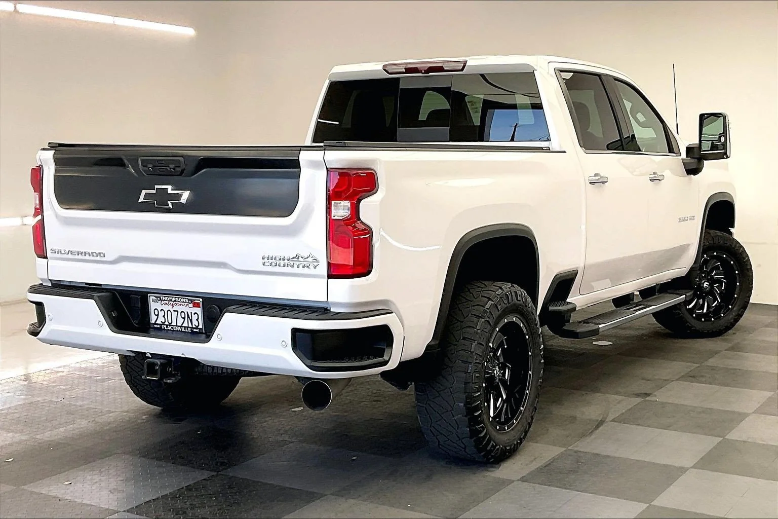 Used 2022 Iridescent Pearl Tricoat Chevrolet High Country image 13