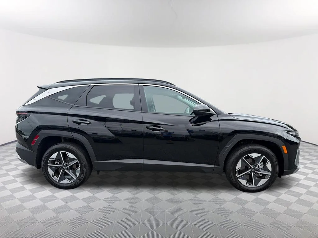 Used 2025 Gray Hyundai SEL Convenience image 4