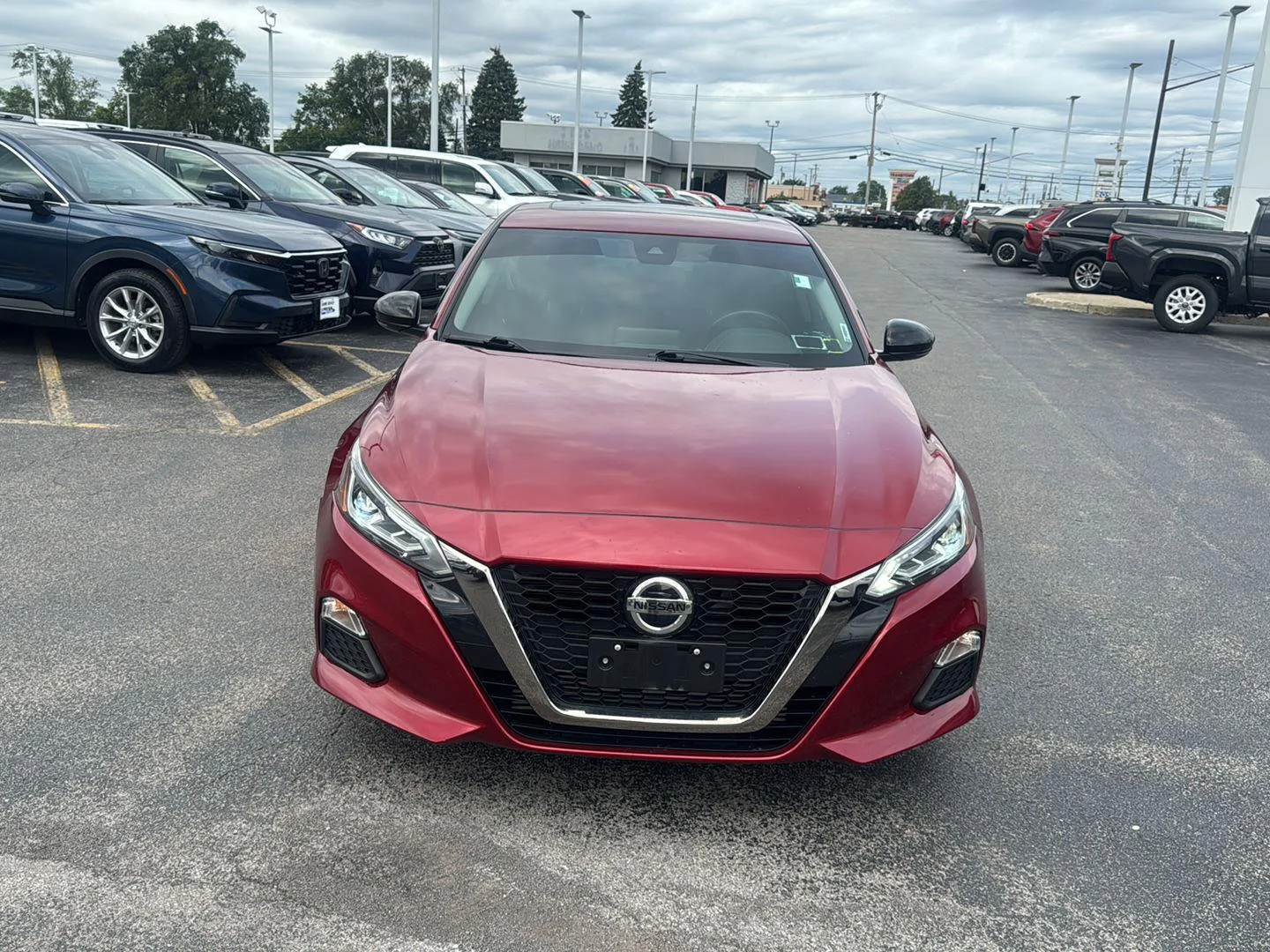 Used 2022 Scarlet Ember Tintcoat Nissan 2.0 SR image 2